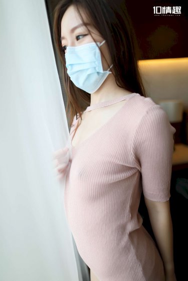 《狗狗趴在我身上打扑克》